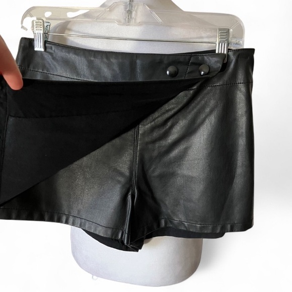 Free People Black Faux Leather Asymmetrical Wrap Emmy Mini Skort size 6 - Picture 4 of 9